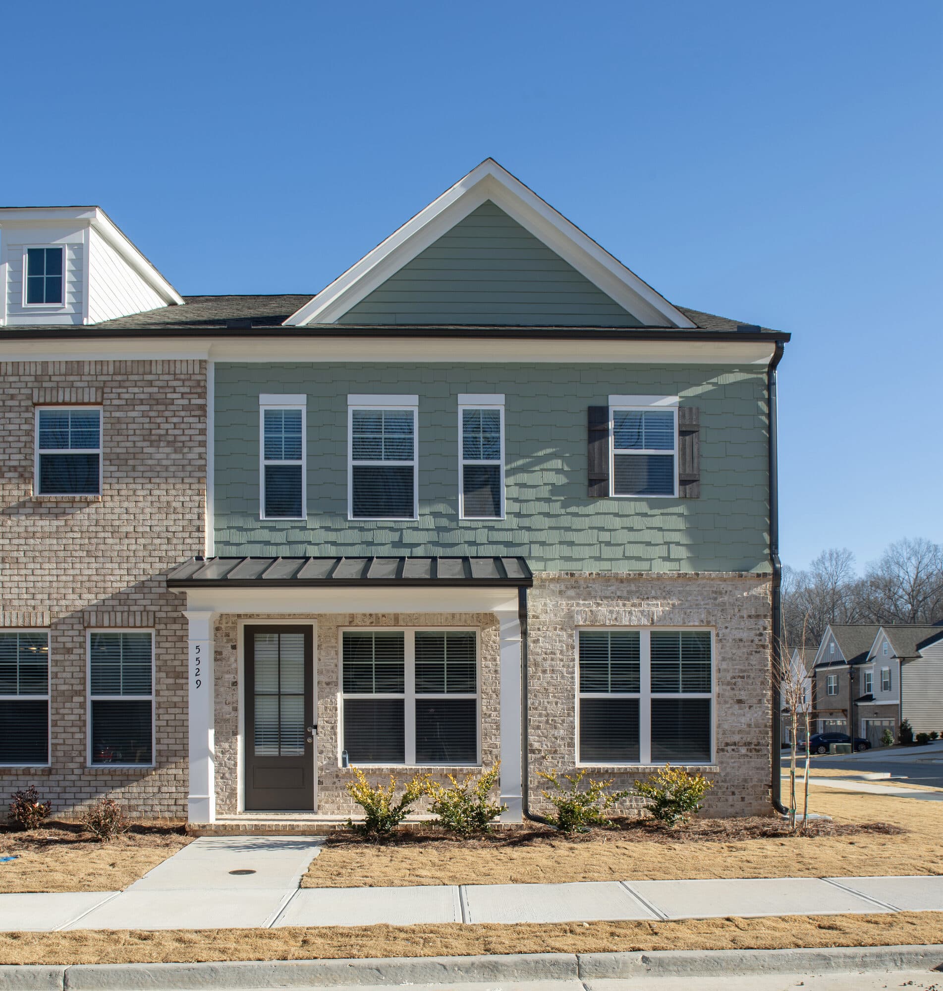 End unit, front elevation
